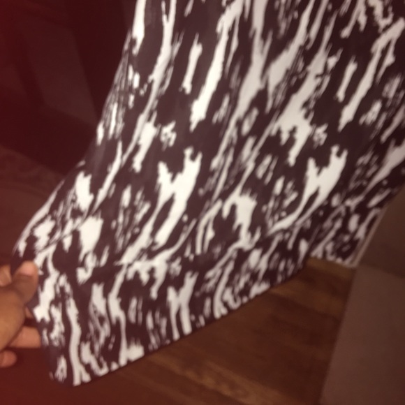 Black and white top 👗👖👚4 for $15 when bundled - Picture 6 of 6